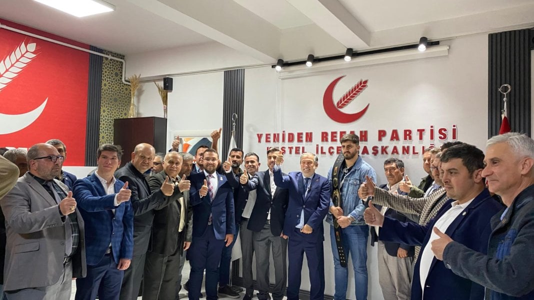 AK Parti’den ayrılan 100 kişi Yeniden Refah Partisi’ne katıldı