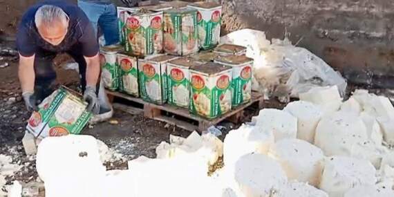 Yakalanmasalardı küflü ve çürük peynirleri marketlerde satacaklardı! Şok baskınla tonlarcası ele geçirildi