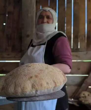Şelalenin yanına kurdu ekmek kapısı oldu! Anne yapıyor oğluyla birlikte satıyor: Turistler kokusunu alıp koşarak geliyor