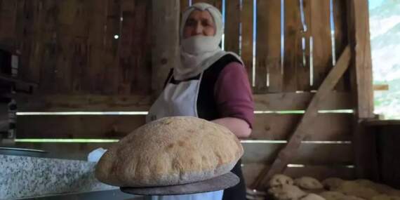 Şelalenin yanına kurdu ekmek kapısı oldu! Anne yapıyor oğluyla birlikte satıyor: Turistler kokusunu alıp koşarak geliyor