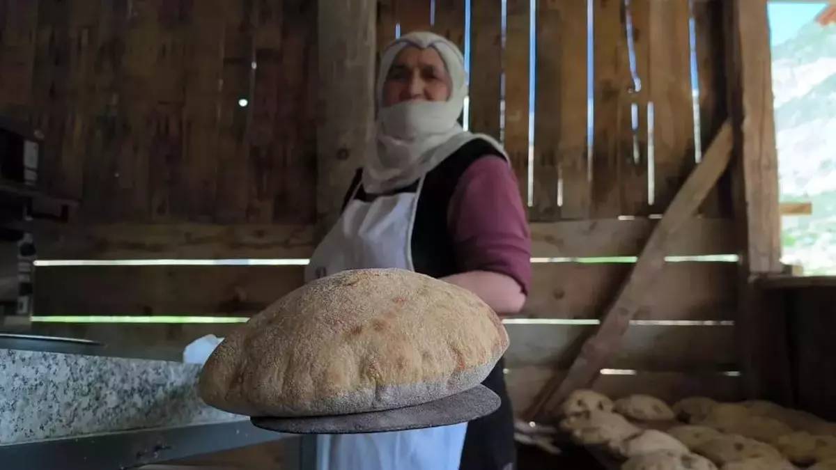 Şelalenin yanına kurdu ekmek kapısı oldu! Anne yapıyor oğluyla birlikte satıyor: Turistler kokusunu alıp koşarak geliyor