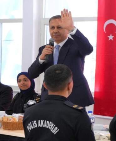 Yerlikaya, Polis Akademisi’nde öğrencilerle buluştu