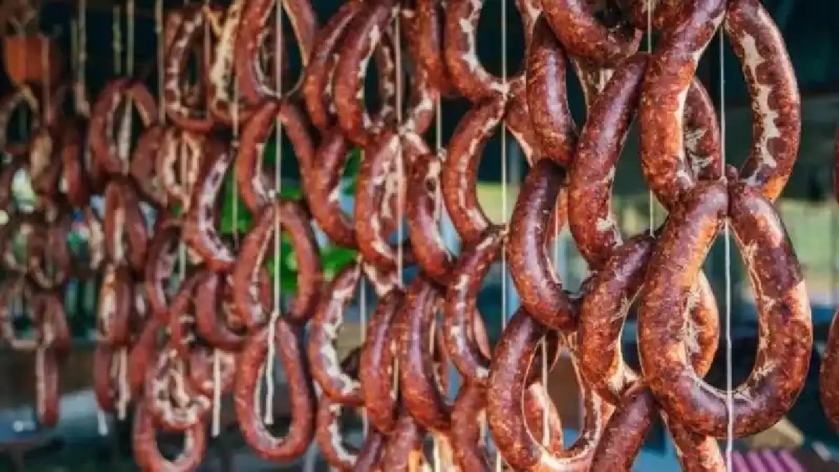 Vatandaş neye güveneceğine şaşırdı! Ünlü sucuk markasında enfeksiyon tehlikesi: Hepsi toplatıldı