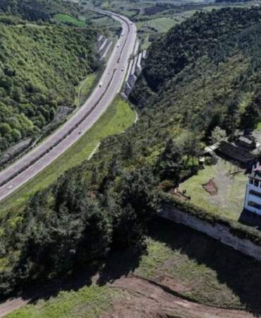 ‘Yalnız Ev’ olarak biliniyor, ıssızlığın tanımı oluyor! Nihayet satışta: Dev villa yeni sahibini arıyor