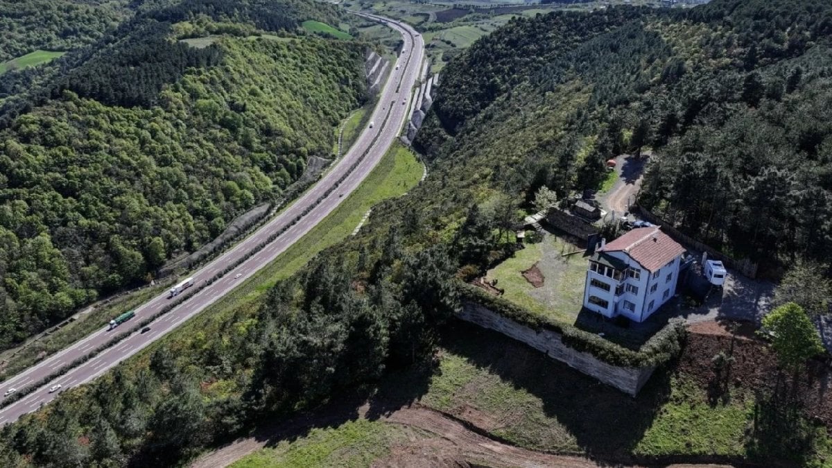 ‘Yalnız Ev’ olarak biliniyor, ıssızlığın tanımı oluyor! Nihayet satışta: Dev villa yeni sahibini arıyor