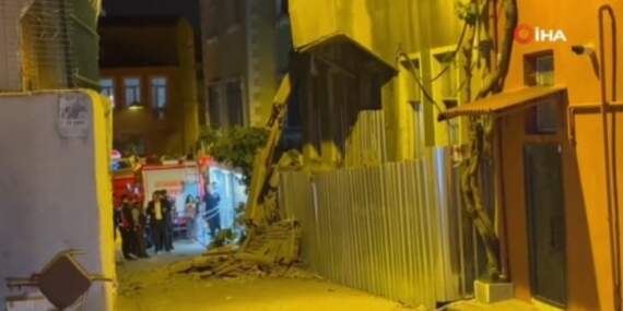 Arama çalışmaları devam ediyor: Fatih’te iki katlı metruk bina çöktü