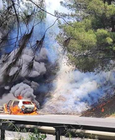 Hareket halindeki araba bir anda alev aldı! Cayır cayır yanan ateş ormana sıçradı: Orman yangını da başladı