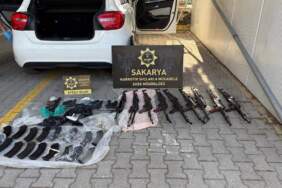 Polis memurunun aracında cephanelik: 9 kalaşnikof ve 5 tabanca ele geçirildi