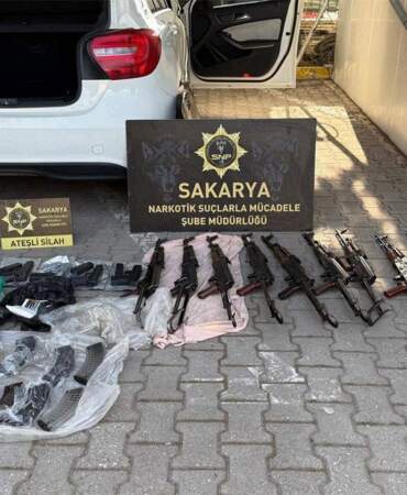 Polis memurunun aracında cephanelik: 9 kalaşnikof ve 5 tabanca ele geçirildi