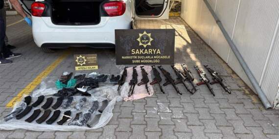 Polis memurunun aracında cephanelik: 9 kalaşnikof ve 5 tabanca ele geçirildi