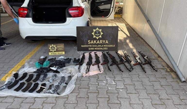 Polis memurunun aracında cephanelik: 9 kalaşnikof ve 5 tabanca ele geçirildi