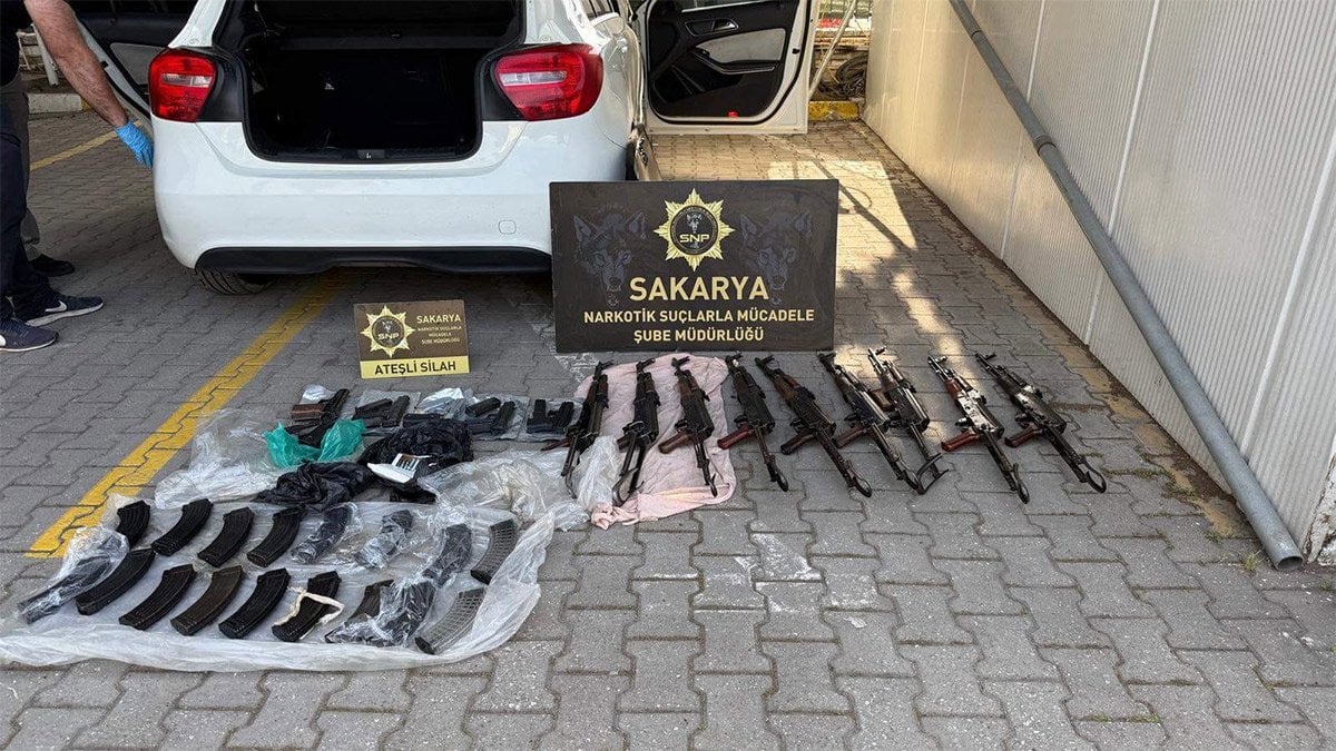 Polis memurunun aracında cephanelik: 9 kalaşnikof ve 5 tabanca ele geçirildi