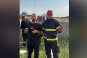 Bahçeye giren yılanla hatıra fotoğrafı çektirdiler