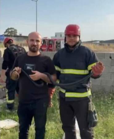 Bahçeye giren yılanla hatıra fotoğrafı çektirdiler
