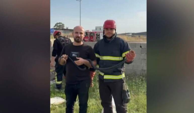 Bahçeye giren yılanla hatıra fotoğrafı çektirdiler