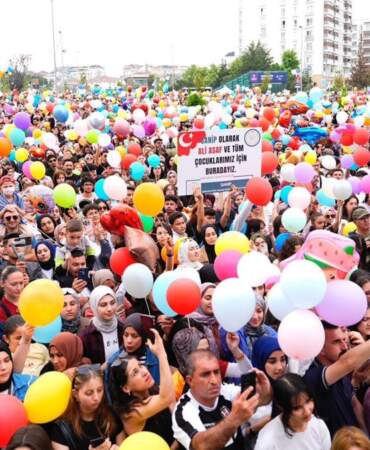 Binlerce İstanbullu Ali Asaf için balon uçurdu