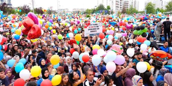 Binlerce İstanbullu Ali Asaf için balon uçurdu