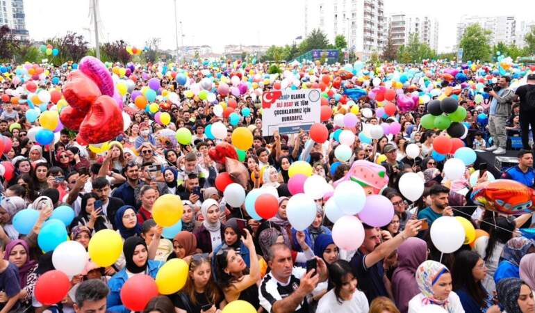 Binlerce İstanbullu Ali Asaf için balon uçurdu