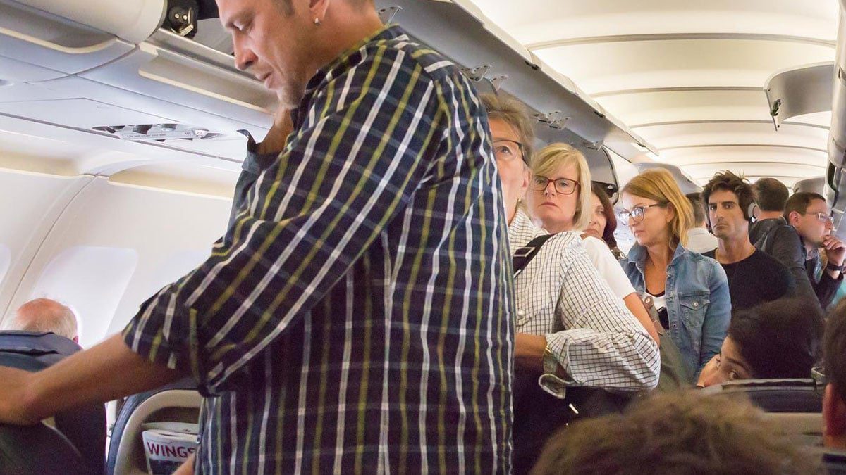 Kemer ikaz ışığı sönmeden ayağa kalkana para cezası! Uçaklarda aceleci yolculara kötü haber