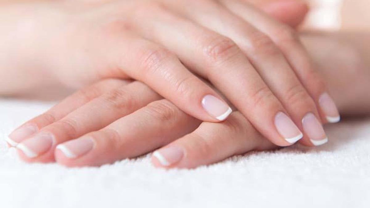Tırnaklarınız kırılmadan uzayacak! Ojesiz bile çok bakımlı görünecek: Bu doğal kürle farkı göreceksiniz