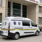 Fail yine en yakınında: Eşini bıçaklayarak katledip başında bekledi