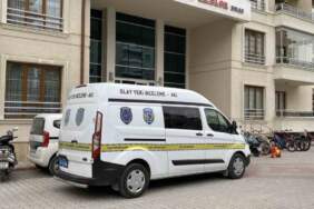 Fail yine en yakınında: Eşini bıçaklayarak katledip başında bekledi