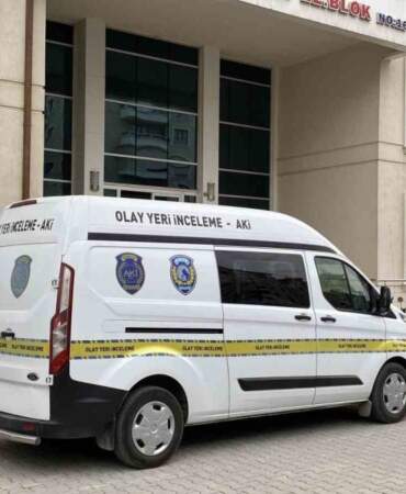 Fail yine en yakınında: Eşini bıçaklayarak katledip başında bekledi