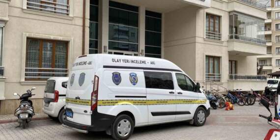 Fail yine en yakınında: Eşini bıçaklayarak katledip başında bekledi