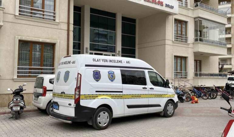 Fail yine en yakınında: Eşini bıçaklayarak katledip başında bekledi