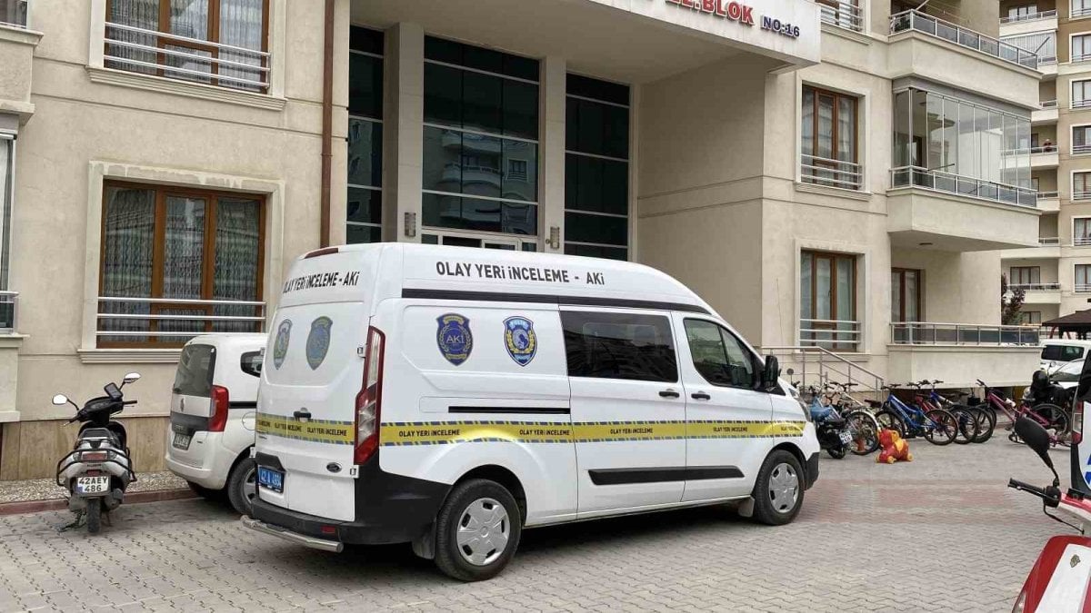 Fail yine en yakınında: Eşini bıçaklayarak katledip başında bekledi