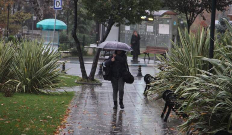 Meteoroloji’den kuvvetli yağış ve fırtına uyarısı: İstanbul’da çamurlu yağmur bekleniyor