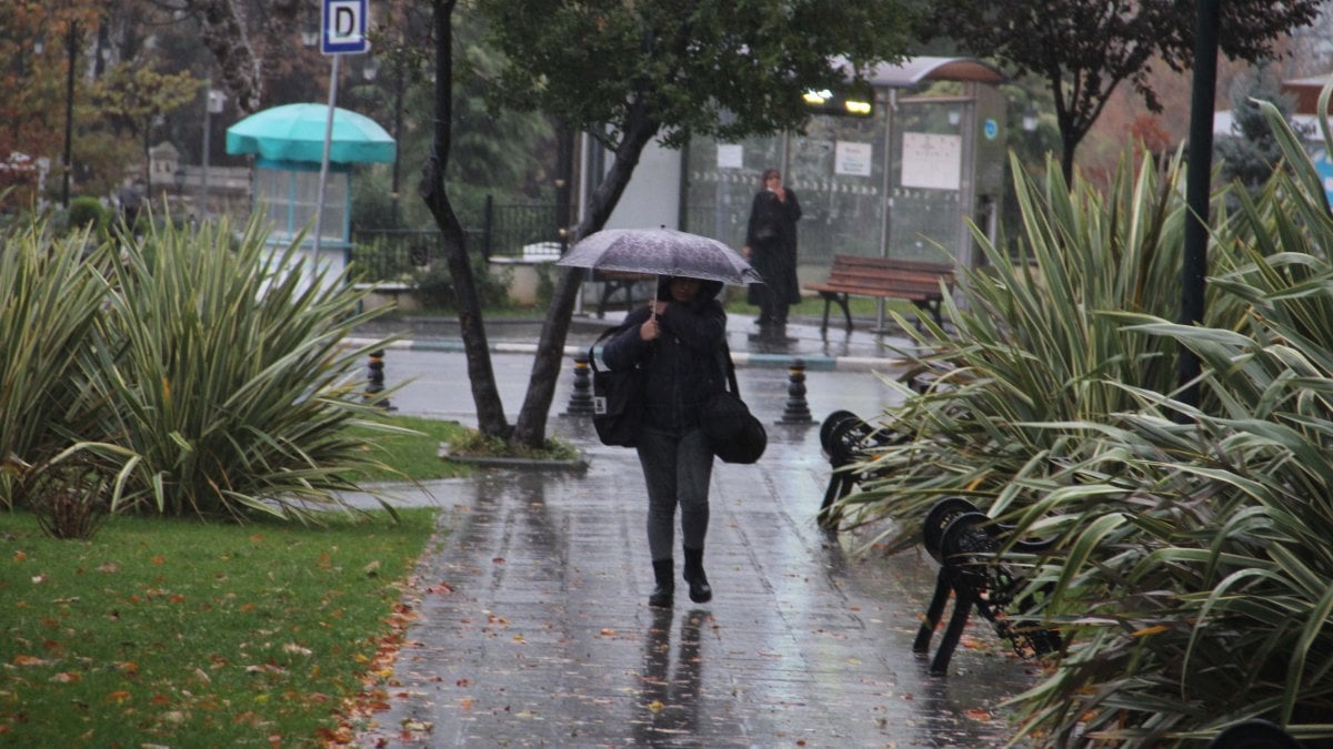 Meteoroloji’den kuvvetli yağış ve fırtına uyarısı: İstanbul’da çamurlu yağmur bekleniyor