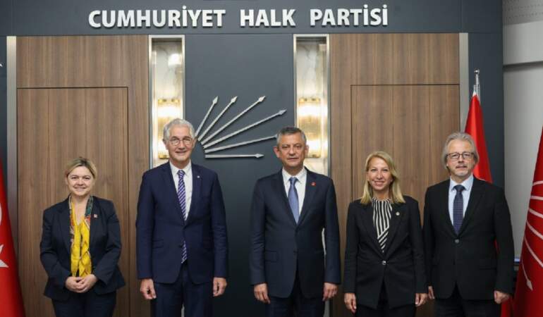 Özel, Fransız senatörleri kabul etti