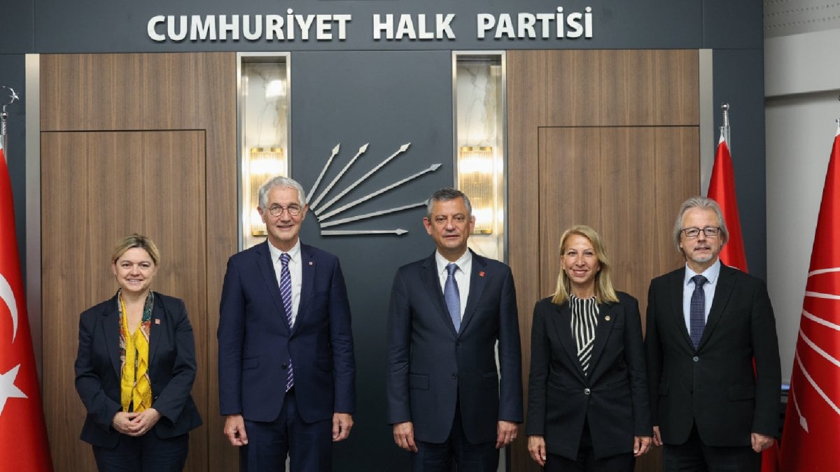 Özel, Fransız senatörleri kabul etti