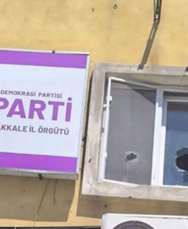 DEM Parti Çanakkale il binasına taşlı saldırı