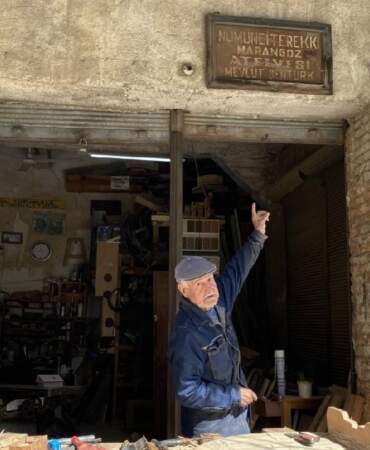 Bu atölye 1949’dan beri işliyor! Babası kurdu 75 yaşında devam ettiriyor: Aile mirasına o da sahip çıkıyor…