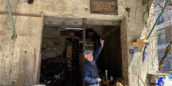 Bu atölye 1949’dan beri işliyor! Babası kurdu 75 yaşında devam ettiriyor: Aile mirasına o da sahip çıkıyor…