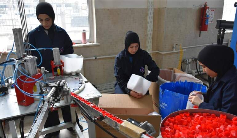 Öğrenciler hem sektöre katkı sağlıyor, hem de ceplerine kazandırıyor! Sanayi-okul işbirliği: Bitiren asla işsiz kalmıyor!