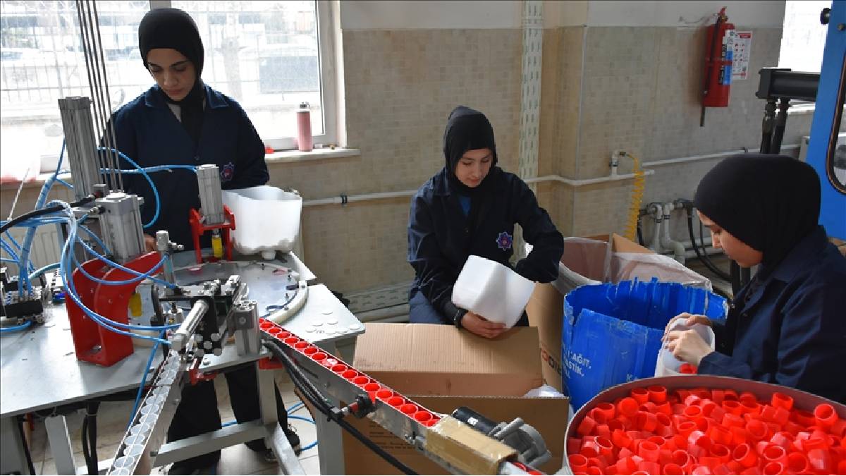 Öğrenciler hem sektöre katkı sağlıyor, hem de ceplerine kazandırıyor! Sanayi-okul işbirliği: Bitiren asla işsiz kalmıyor!