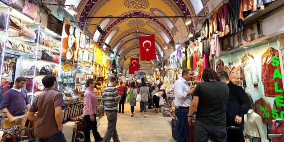 ‘MİT personeliyim’ yalanıyla Kapalıçarşı’da 100 milyon TL’lik vurgun! Çakarlı araç ve koruma ordusuyla göz boyamışlar