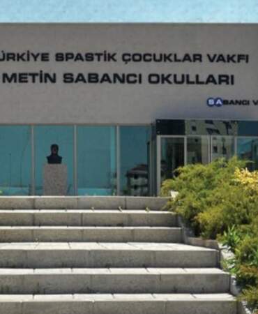 Öğrenciler ve veliler tepkili: Metin Sabancı Özel Eğitim Kurumları devrediliyor