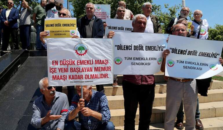 Emekliler Kadıköy’den seslendi: İlk seçimde karanlık düzeni değiştireceğiz