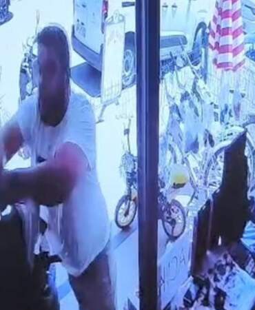 Motosiklet tartışması kanlı bitti: Esnafı darbedip hastanelik ettiler