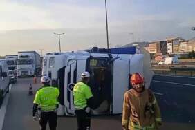Pendik TEM Otoyolu’nda TIR devrildi: İstanbul yönünde yoğunluk