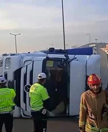 Pendik TEM Otoyolu’nda TIR devrildi: İstanbul yönünde yoğunluk