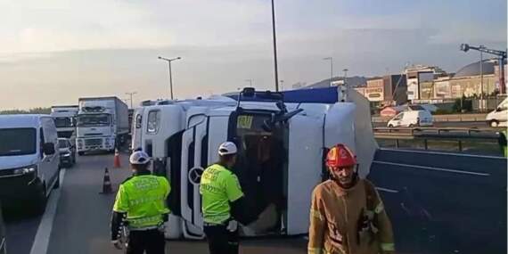 Pendik TEM Otoyolu’nda TIR devrildi: İstanbul yönünde yoğunluk