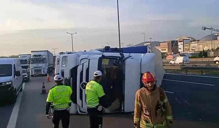Pendik TEM Otoyolu’nda TIR devrildi: İstanbul yönünde yoğunluk