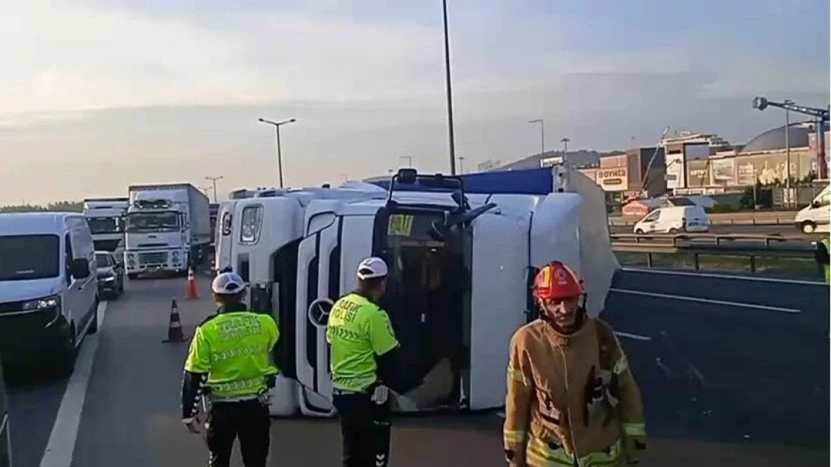 Pendik TEM Otoyolu’nda TIR devrildi: İstanbul yönünde yoğunluk