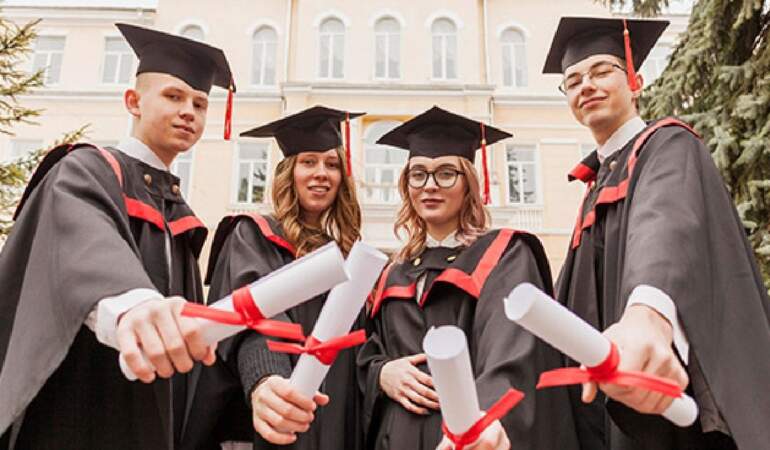 Mezun olanın işi hazır! En güçlü diplomaya sahip üniversiteler belli oldu! Herkes çocuğunu bu okullara göndermek isteyecek