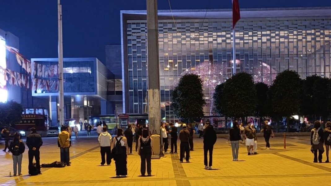 Gezi’nin yıldönümünde ‘duran adam’ eylemi : 19 kişiye yurt dışı yasağı